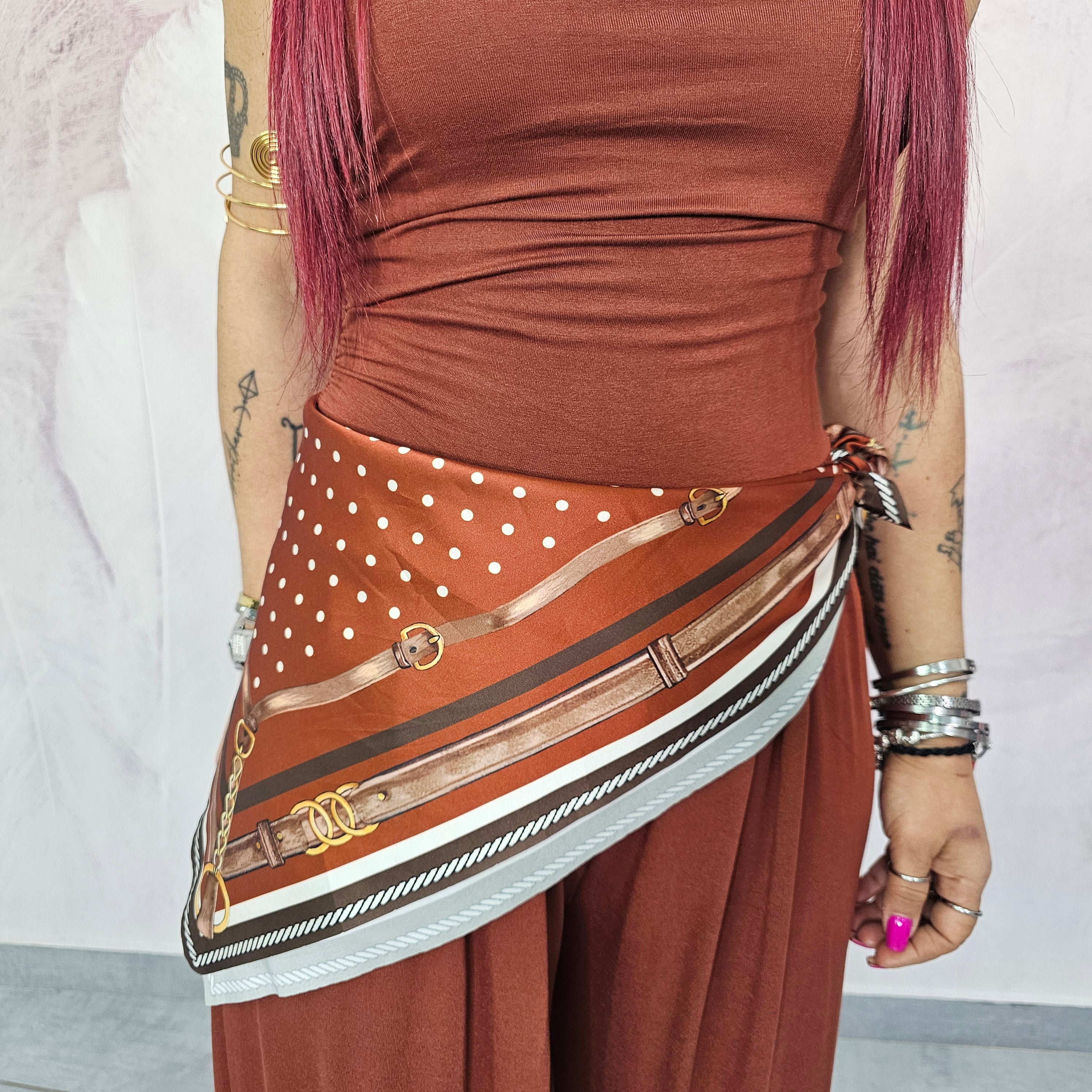 TUTA CON FOULARD